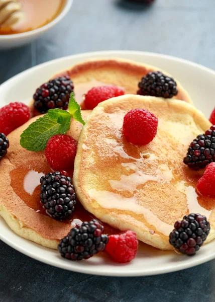 Morning breakfast Pancakes with fresh berry and honey. Healthy food — Stock Photo, Image