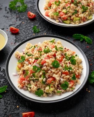 Domates, salatalık, kırmızı soğan, bulgur ve maydanozlu Tabbouleh salatası. Sağlıklı vejetaryen yemekleri