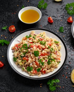 Domates, salatalık, kırmızı soğan, bulgur ve maydanozlu Tabbouleh salatası. Sağlıklı vejetaryen yemekleri