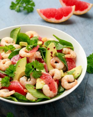Beyaz tabakta taze Avokado Greyfurt karides salatası