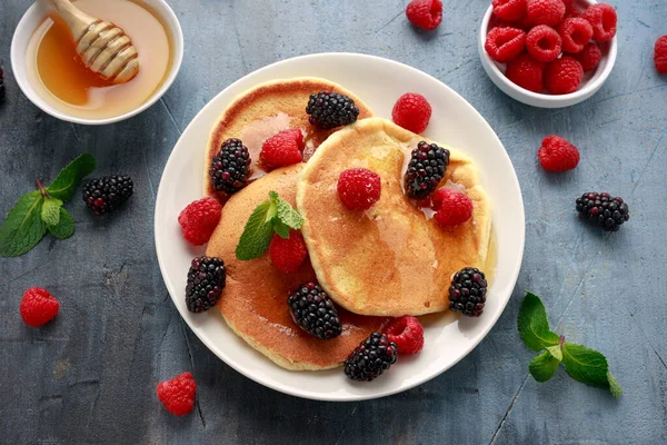 Café da manhã Panquecas com frutas frescas e mel. Alimentos saudáveis — Fotografia de Stock