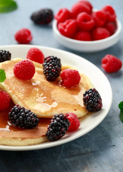 Petit déjeuner du matin Crêpes aux baies fraîches et miel. Aliments sains — Photo