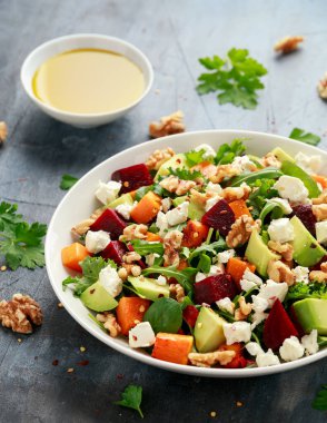 Beyaz kasede pancar, avokado, ceviz ve peynirli sağlıklı tereyağlı ezme salatası