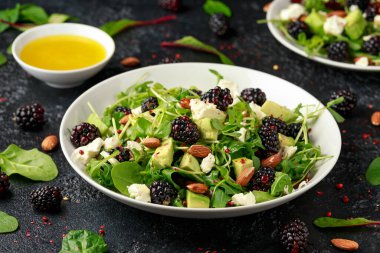 Yeşillikli böğürtlen salatası, badem fıstığı, feta, avokado ve peynir.