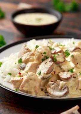 Kremalı tavuk ve mantarlı beyaz pirinç.