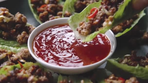 Mulher mergulhada, molho Chilli Beef Lettuce Wraps em molho picante — Vídeo de Stock