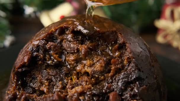 Kerst pudding giet alcohol en klaar voor vuur. Britse traditionele gerechten — Stockvideo