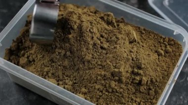 Bir kepçe kenevir vegan protein tozu. Spor beslenmesi.