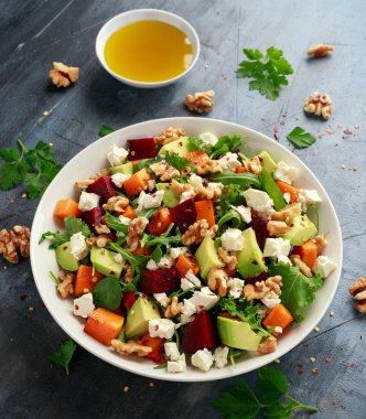 Beyaz kasede pancar, avokado, ceviz ve peynirli sağlıklı tereyağlı ezme salatası.