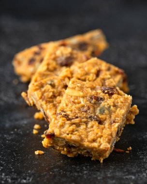 Tohum ve fındıklı sağlıklı protein granola gözlemeleri..