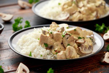 Kremalı tavuk ve mantarlı beyaz pirinç..