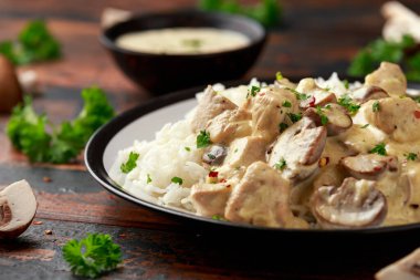 Kremalı tavuk ve mantarlı beyaz pirinç..