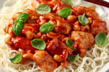 Ahşap masada erişteli tatlı biberli tavuk. Asya yemekleri..