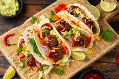 Etsiz pancar kökü ve bezelye proteini köfteli dürüm avokado soslu dürüm, acı biber sosu ve limon dilimleri..