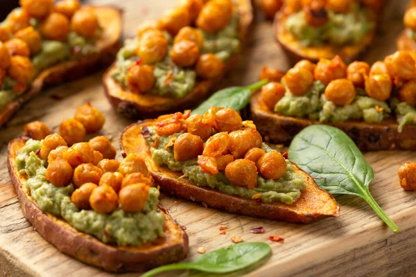 Tostadas Batata Cargadas Con Guacamole Aguacate Garbanzos Horno Espolvoreados Con — Foto de Stock