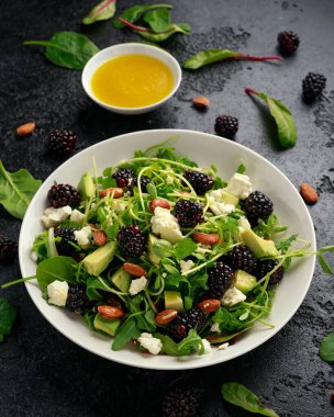 Yeşillikli böğürtlen salatası, badem fıstığı, feta, avokado ve peynir.