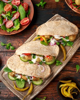 Vejetaryen nohutlu nohut köftesi, acı biber turşusu ve taze salata. sağlıklı vejetaryen yemekleri.