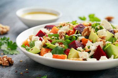 Beyaz kasede pancar, avokado, ceviz ve peynirli sağlıklı tereyağlı ezme salatası