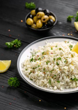 Limon aromalı ve otlu Yunan Feta peyniri