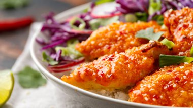 Kore usulü kızarmış tavuk, kırmızı lahana salatası ve beyaz pirinç. Asya yemekleri