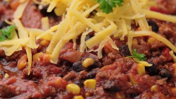 Chilli con Carne sajttal. Mexikói kaja. Forgó videó. — Stock videók