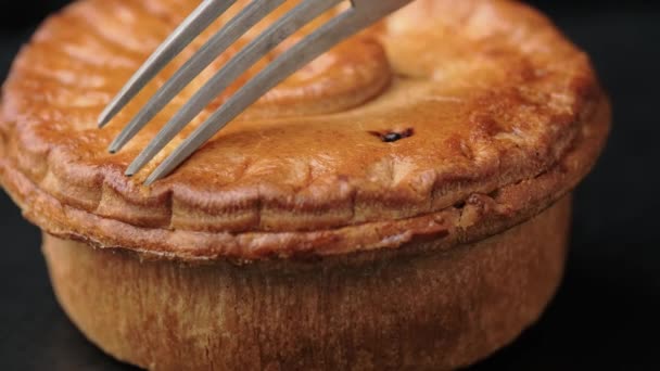 Откуси кусочек вкусного британского мясного пирога с подливкой.. — стоковое видео