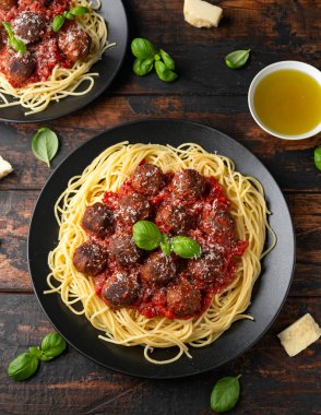 Etsiz vejetaryen spagetti, bol domates soslu vejetaryen köfte, rendelenmiş peynir ve fesleğen yaprağı.