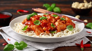 Ahşap masada erişteli tatlı biberli tavuk. Asya yemekleri.