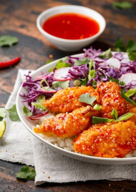 Kore usulü kızarmış tavuk, kırmızı lahana salatası ve beyaz pirinç. Asya yemekleri