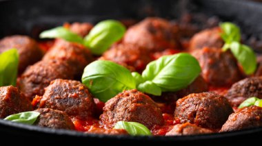 Etsiz vejetaryen spagettisi, demir tavada domates soslu vejetaryen köftesi.