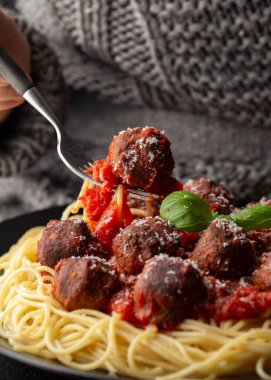 Etsiz vejetaryen spagetti, bol domates soslu vejetaryen köfte, rendelenmiş peynir ve fesleğen yaprağı.