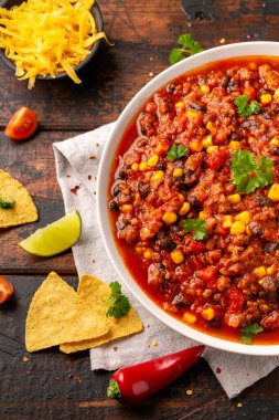 Beyaz kasede tortilla cipsi ve peynirli chilli con Carne. Meksika yemeği.