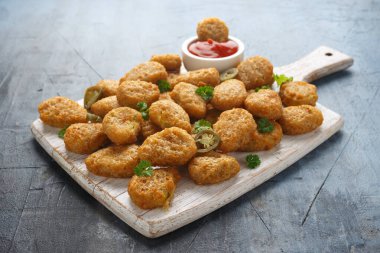 Beyaz tahta üzerinde krem peynirli gevrek Jalapeno Popper.