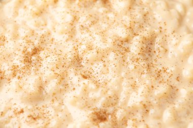 Tarçınlı ve yaban mersinli sütlaç, kırsal kasede ahududu.