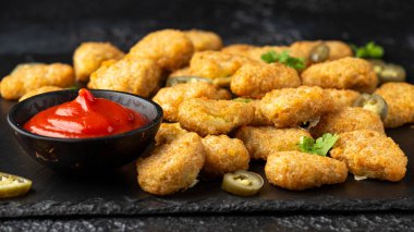 Krem peynirli çıtır Jalapeno Popper. Parti yemeği.