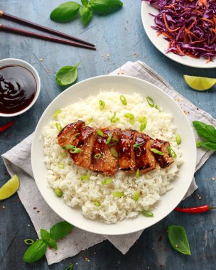 Teriyaki tavuğu, pilav ve kırmızı lahana salatası. Asya tarzı yemekler.