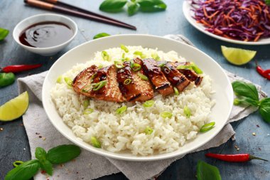 Teriyaki tavuğu, pilav ve kırmızı lahana salatası. Asya tarzı yemekler.