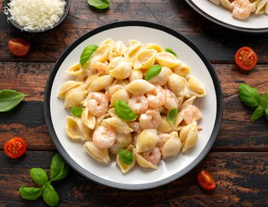 İtalyan koni karidesi, kremalı soslu karides makarna..