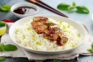 Teriyaki tavuğu, pilav ve kırmızı lahana salatası. Asya tarzı yemekler.