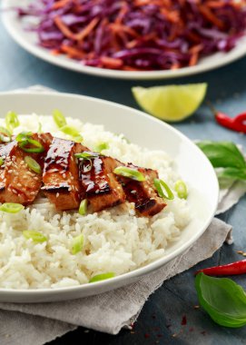 Teriyaki tavuğu, pilav ve kırmızı lahana salatası. Asya tarzı yemekler.