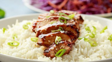 Teriyaki tavuğu, pilav ve kırmızı lahana salatası. Asya tarzı yemekler.