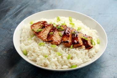 Teriyaki tavuğu, pilav ve kırmızı lahana salatası. Asya tarzı yemekler.