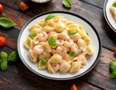 İtalyan koni karidesi, kremalı soslu karides makarna..