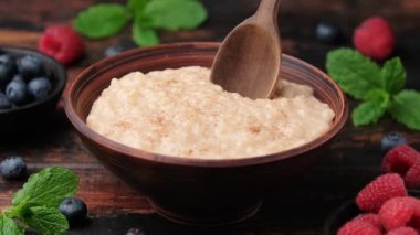 Pirinç pudinginden bir ısırık al, kırsal bir kaseden bir kaşık al.