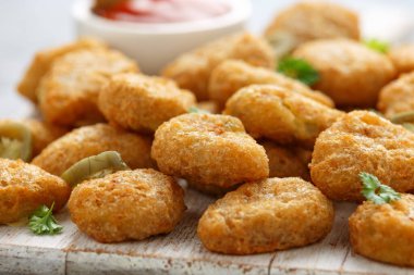 Beyaz tahta üzerinde krem peynirli gevrek Jalapeno Popper.