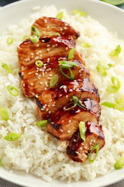 Teriyaki tavuğu, pilav ve kırmızı lahana salatası. Asya tarzı yemekler.