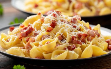 Pastırmalı, yumurtalı, kremalı, karabiberli ve parmesan peynirli klasik makarna. İtalyan yemeği.