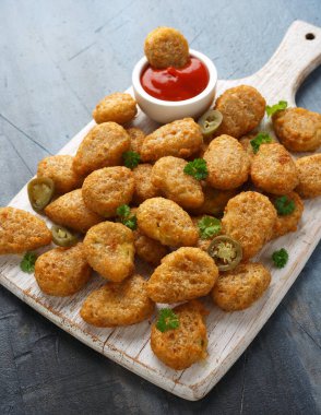 Beyaz tahta üzerinde krem peynirli gevrek Jalapeno Popper.