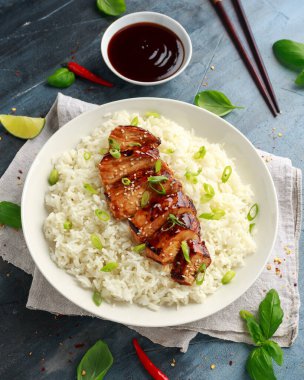 Teriyaki tavuğu, pilav ve kırmızı lahana salatası. Asya tarzı yemekler.