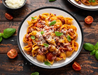 Conchiglie alla Amatriciana pastırmalı makarna, domates ve pekorino peyniri. Sağlıklı İtalyan yemekleri